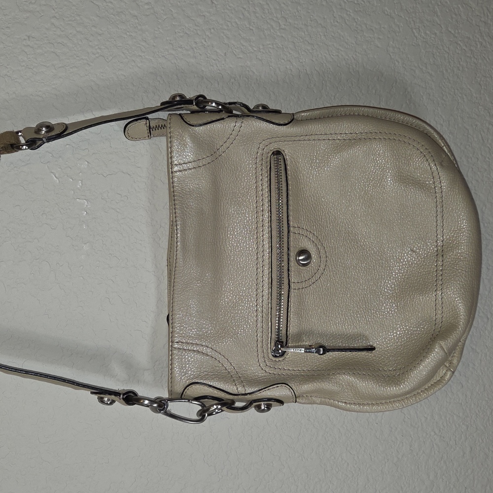B Makowsky Lt Cream Shiny Leather Purse